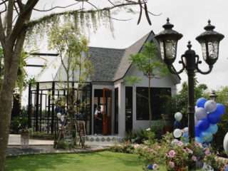 La Bella Café ความสงบและความโรแมนติกริมแม่น้ำท่าจีน