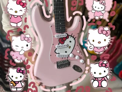 Custom guitar สีชมพู ลาย Hello Kitty pop culture โดย G Pedal 2Hand
