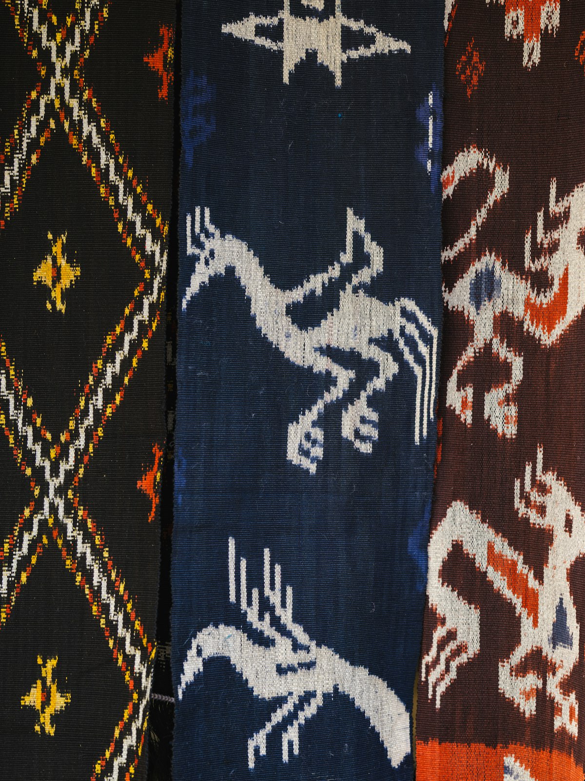 ผ้าทอลวดลายสีสันสดใส แรงบันดาลใจจากงานคราฟต์เอเชียกลาง