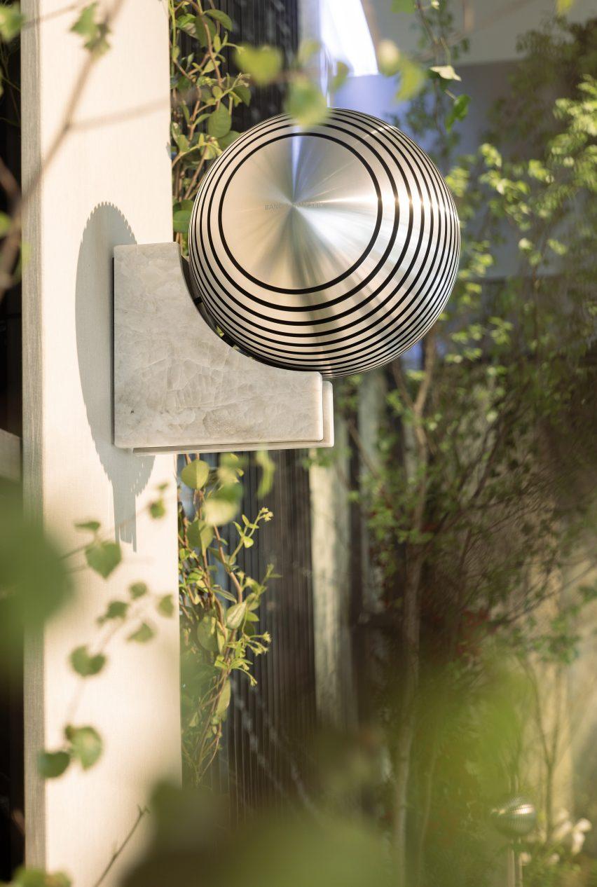 Beosound Haven รายละเอียดลำโพงบนแท่นหิน quartzite