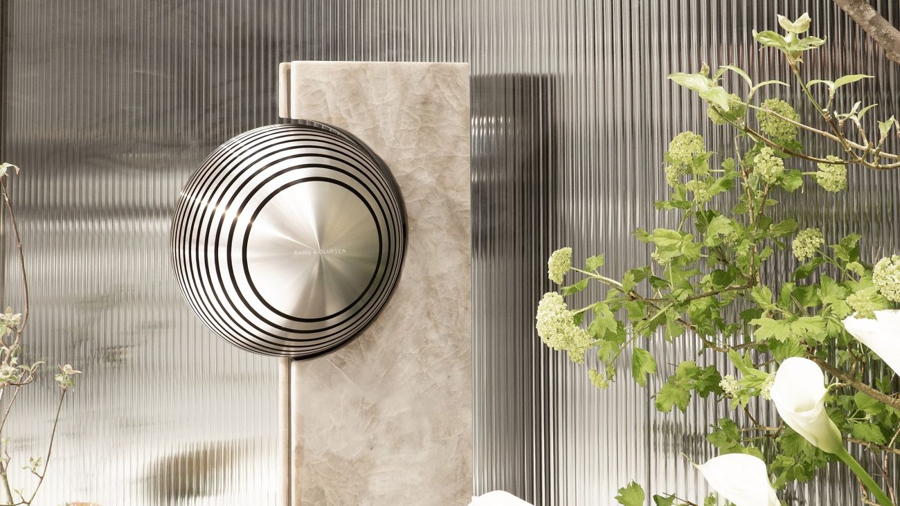 Beosound Haven ลำโพงบนแท่นหิน quartzite โดย Bang and Olufsen และ Antolini