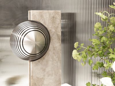 Beosound Haven ลำโพงบนแท่นหิน quartzite โดย Bang and Olufsen และ Antolini