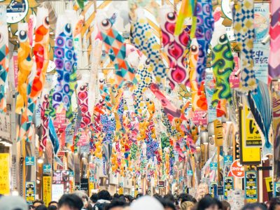 เทศกาล koinobori ธงปลาคาร์ปหลากสีห้อยประดับถนนในญี่ปุ่น