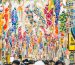 เทศกาล koinobori ธงปลาคาร์ปหลากสีห้อยประดับถนนในญี่ปุ่น