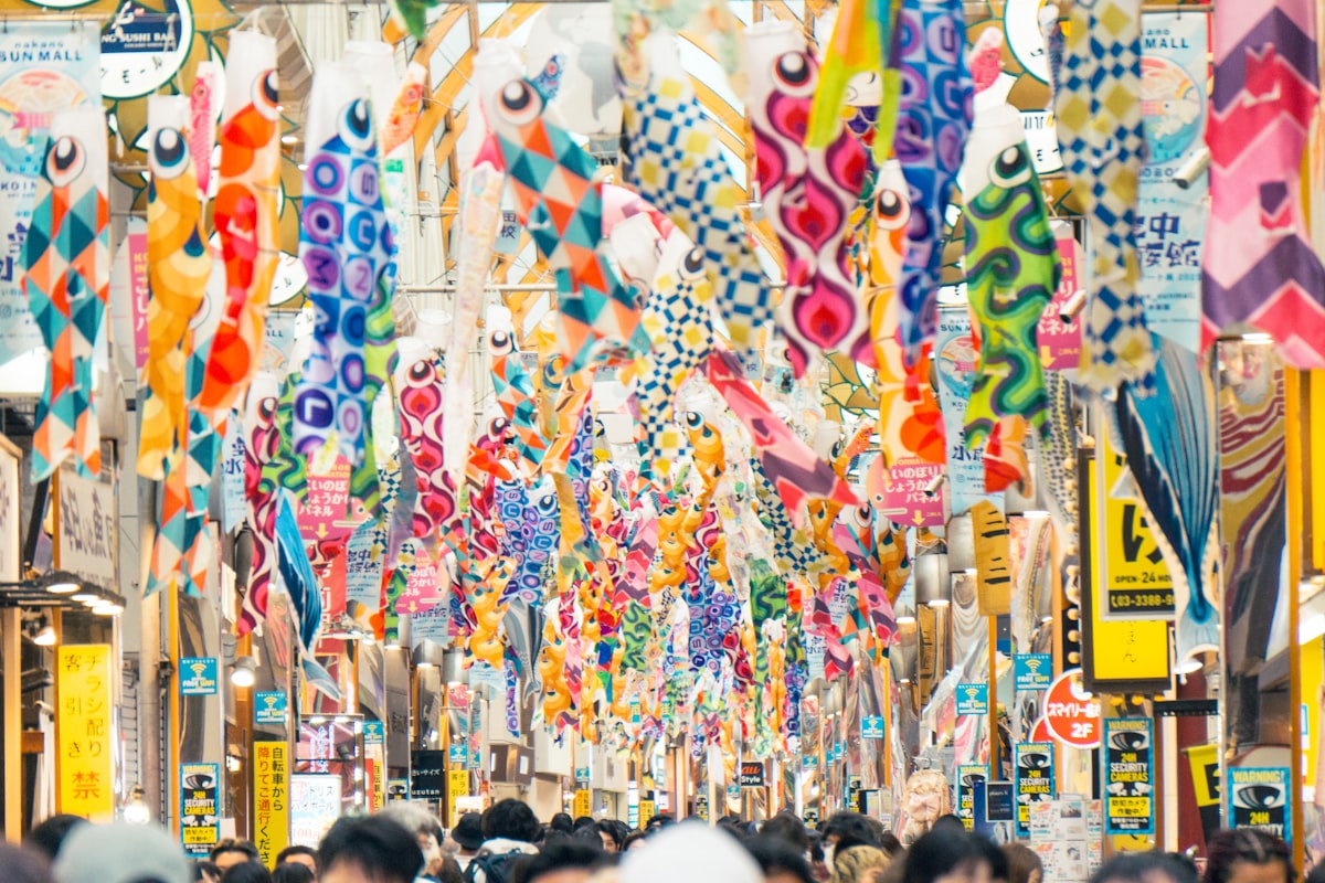 เทศกาล koinobori ธงปลาคาร์ปหลากสีห้อยประดับถนนในญี่ปุ่น