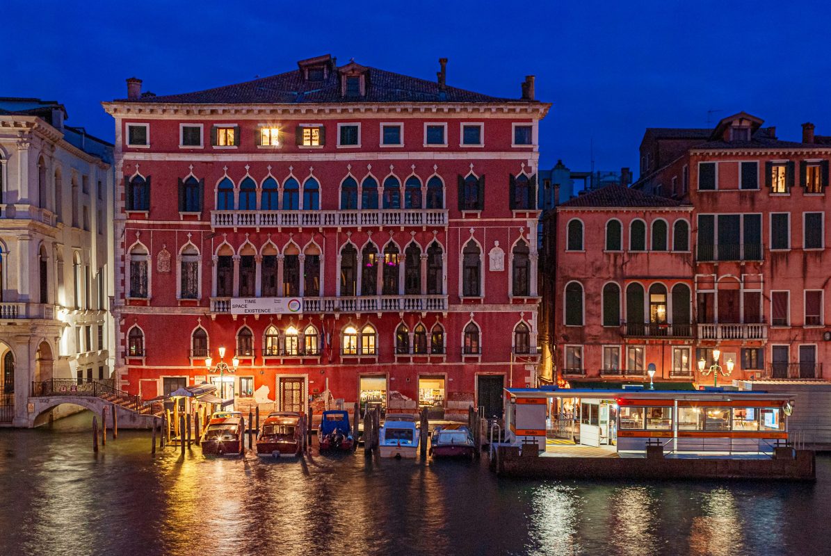 Palazzo Bembo ริมคลองในเวนิสยามค่ำคืน