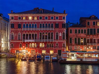 Palazzo Bembo ริมคลองในเวนิสยามค่ำคืน