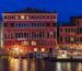 Palazzo Bembo ริมคลองในเวนิสยามค่ำคืน