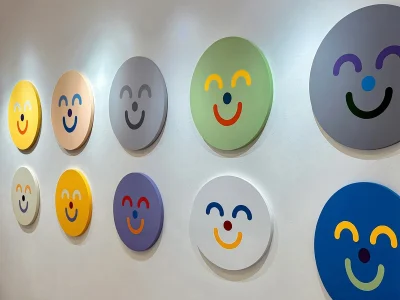 ผลงานชุด Smile ของ Aimi Odawara รูปหน้ายิ้มในโทนสีป๊อป