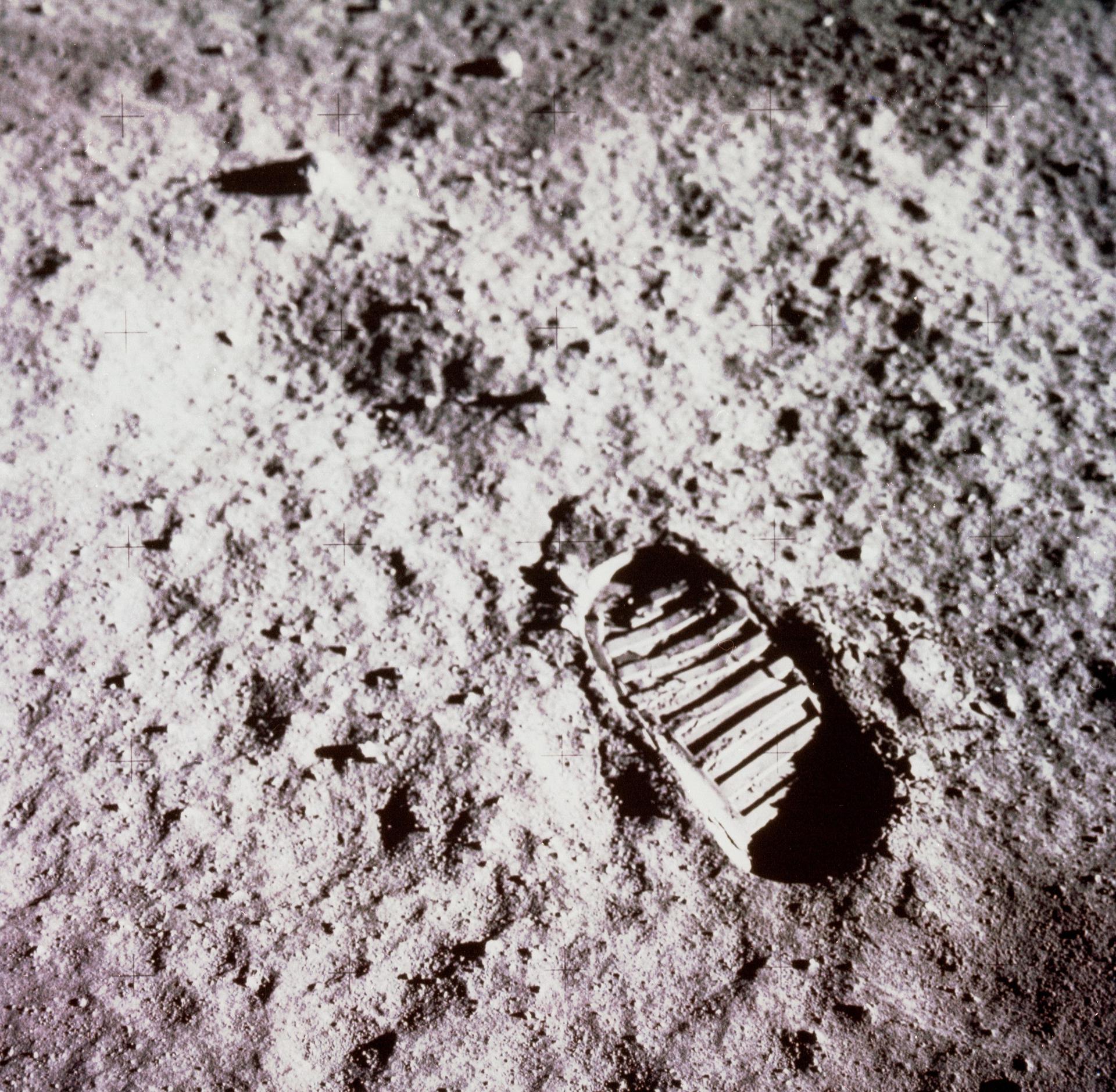 รอยรองเท้าบนพื้นผิวดวงจันทร์จากภารกิจ Apollo 11