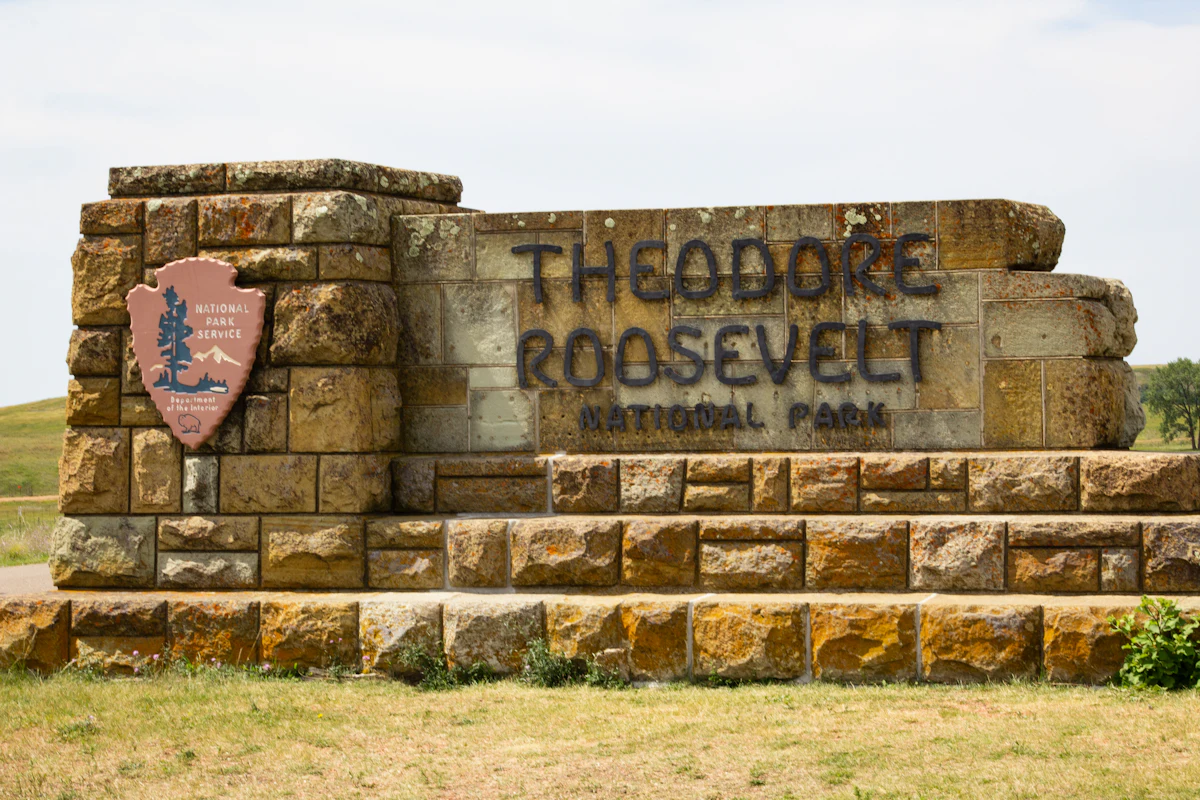ป้ายหิน Theodore Roosevelt National Park ตัวอักษร Clarendon