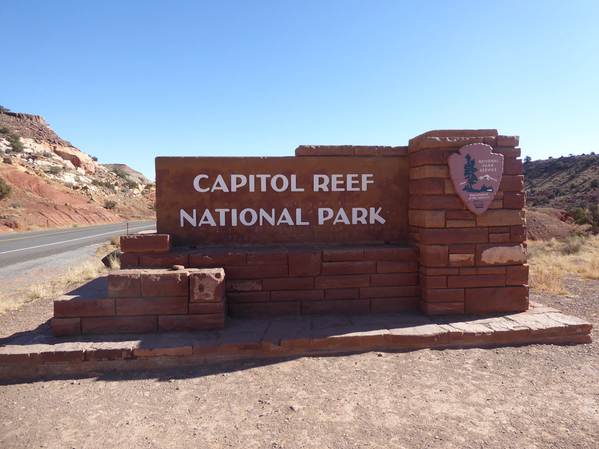 ป้าย Capitol Reef National Park ตัวอักษร Clarendon สีขาวบนหินแดง