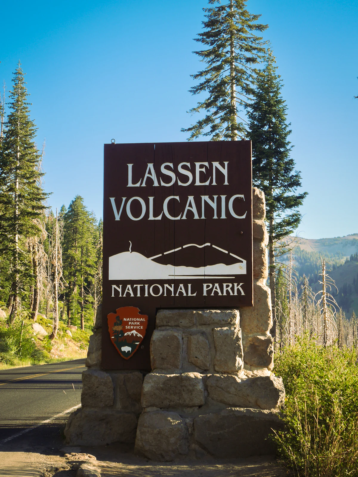 ป้าย Lassen Volcanic National Park ฟอนต์ Clarendon บนแท่นหิน