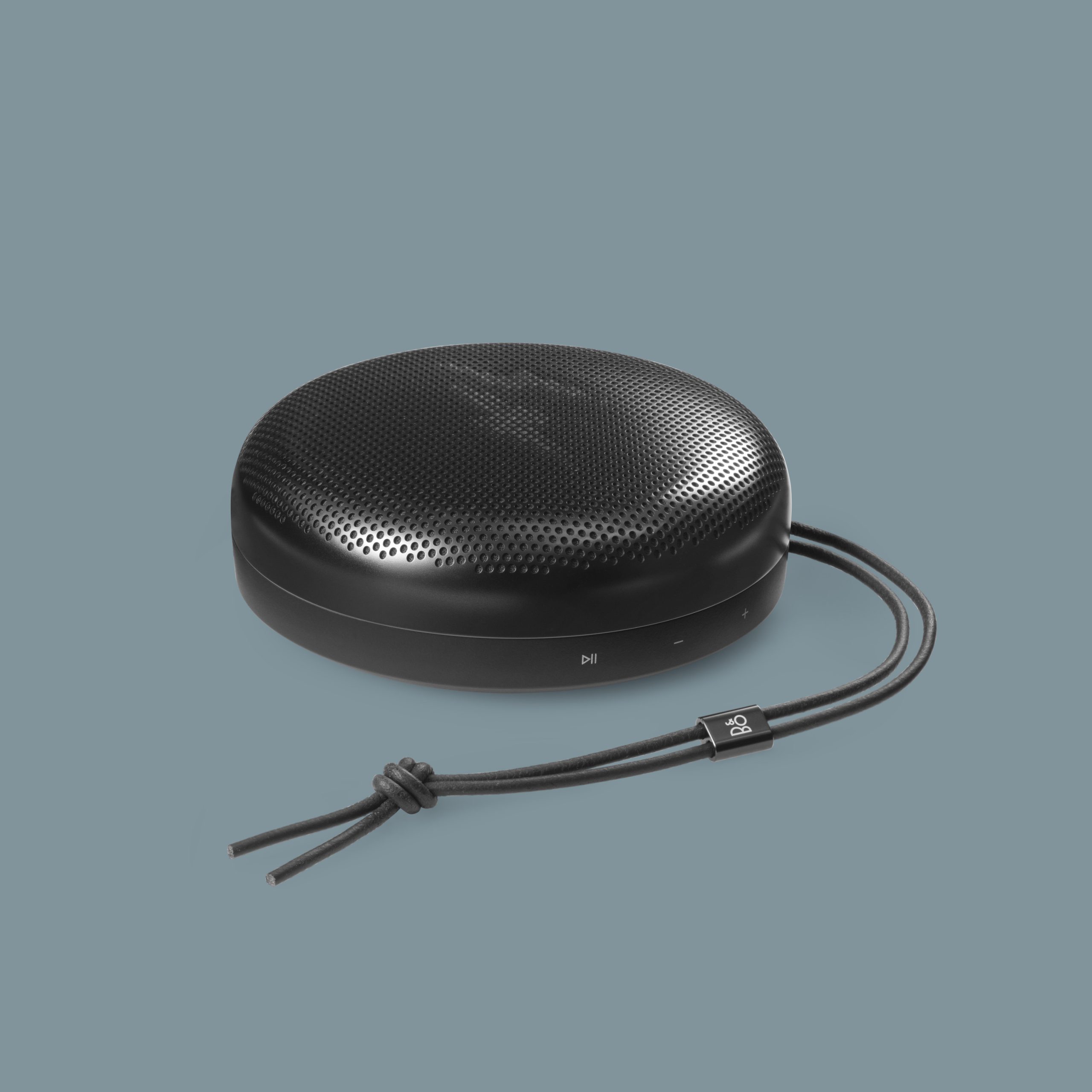 Bang & Olufsen x Fragment Design Beosound A1 ลำโพงพกพาในสีดำ liquid black