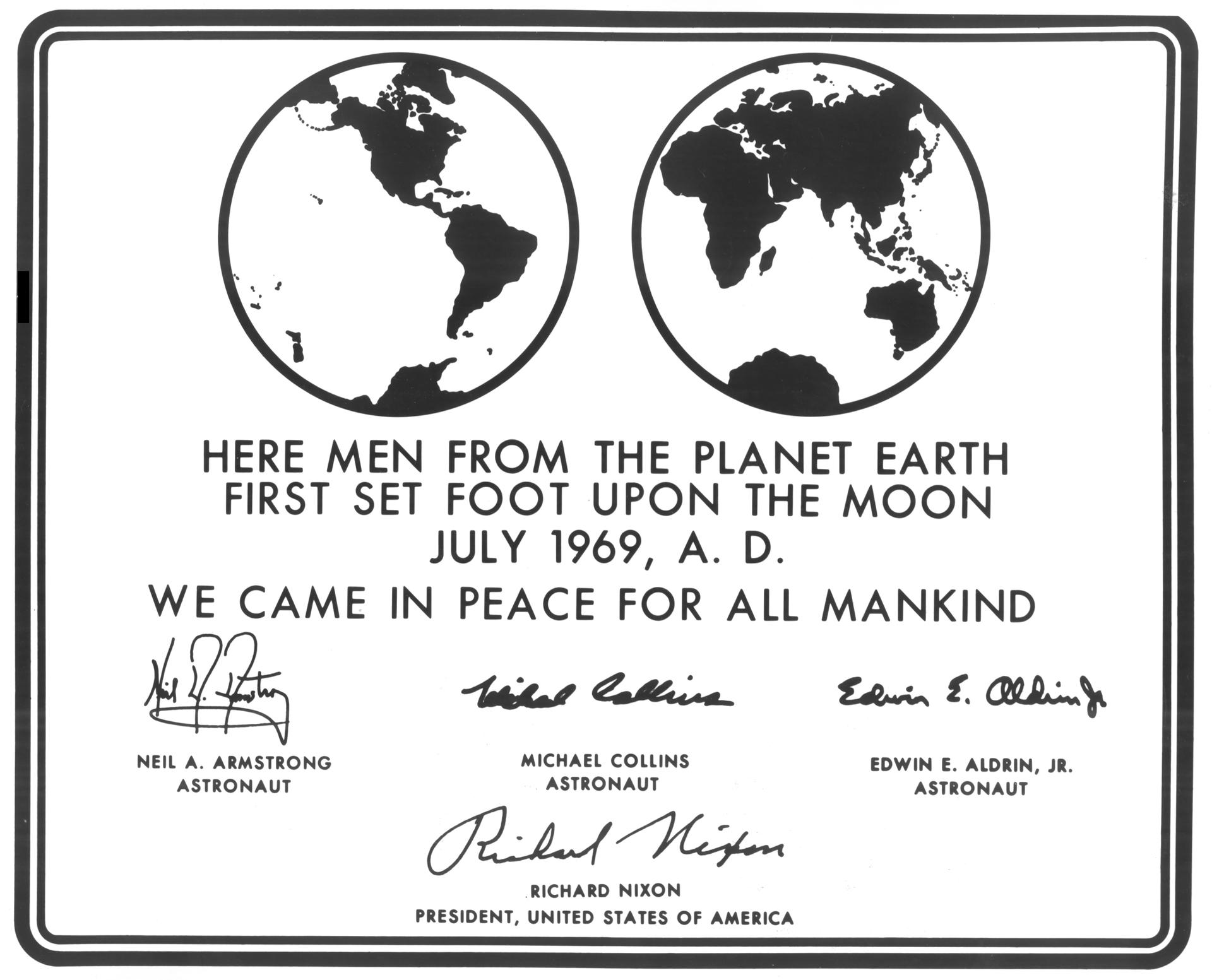แผ่นป้ายติดที่ขาของยานลงจอด Apollo 11 ตัวอักษร Futura