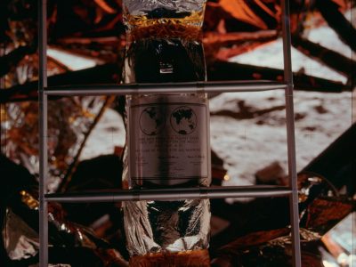 แผ่นป้าย Apollo 11 บนดวงจันทร์ ตัวอักษรเป็นฟอนต์ Futura
