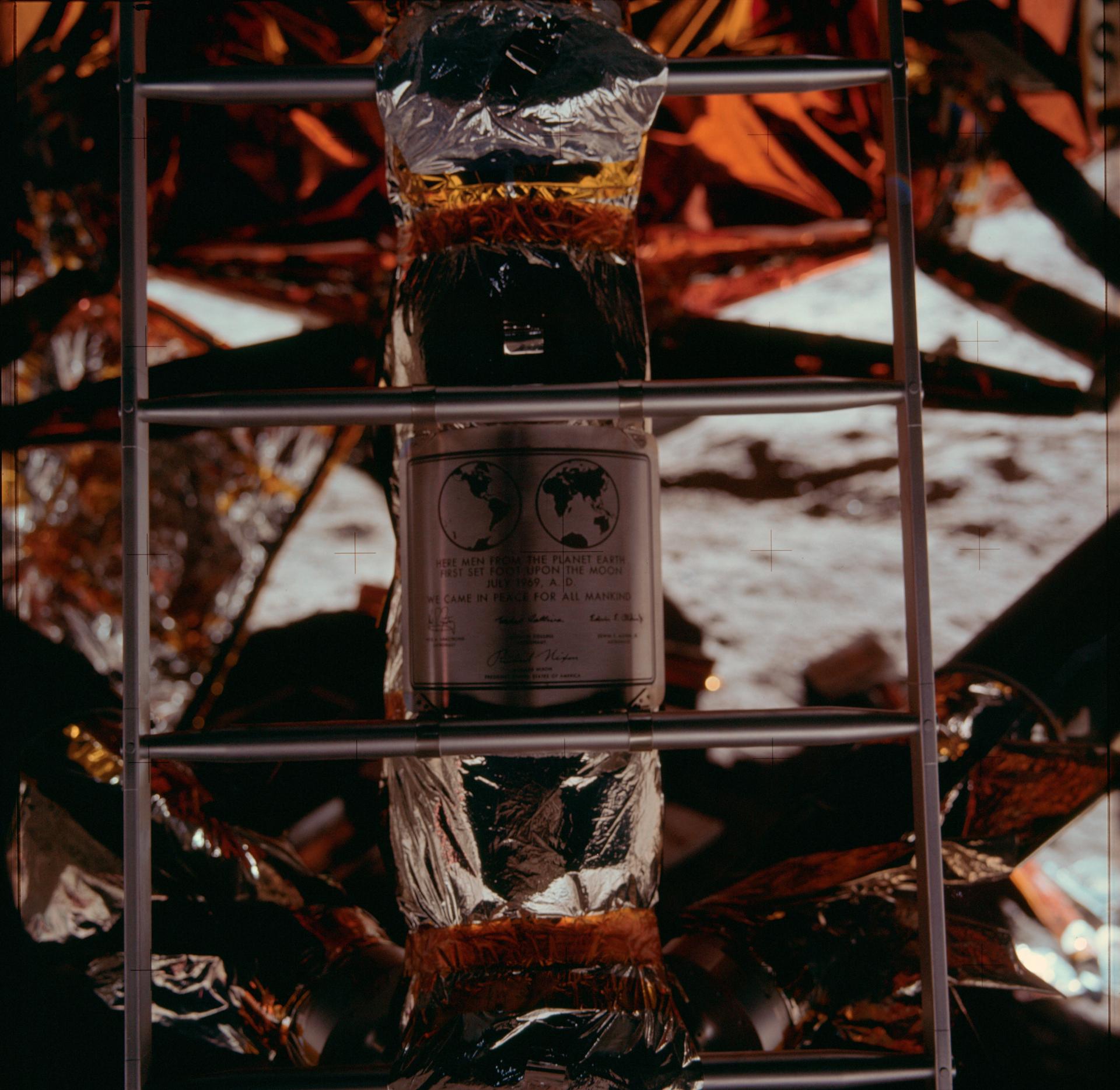 แผ่นป้าย Apollo 11 บนดวงจันทร์ ตัวอักษรเป็นฟอนต์ Futura