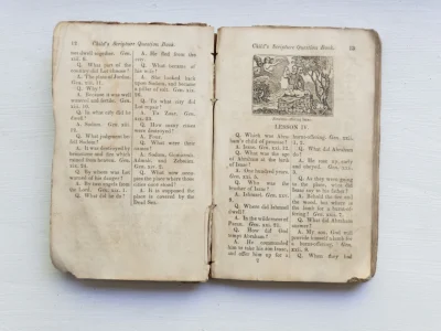 หนังสือเก่าเปิดอยู่ที่หน้าซึ่งเรียงพิมพ์ด้วยตัวอักษรเซอริฟ