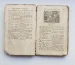 หนังสือเก่าเปิดอยู่ที่หน้าซึ่งเรียงพิมพ์ด้วยตัวอักษรเซอริฟ