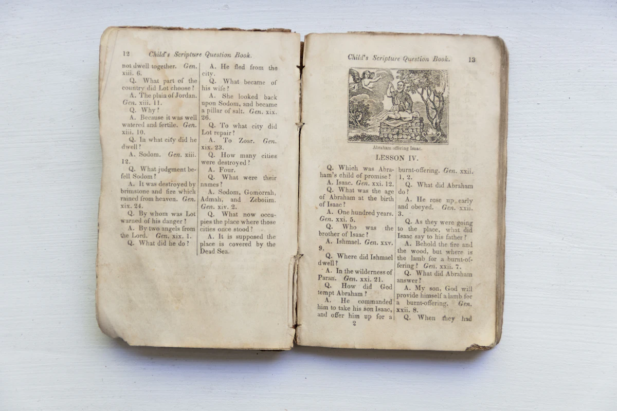 หนังสือเก่าเปิดอยู่ที่หน้าซึ่งเรียงพิมพ์ด้วยตัวอักษรเซอริฟ