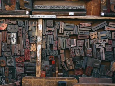 ตัวเรียงพิมพ์ไม้แบบ letterpress วางเรียงกัน