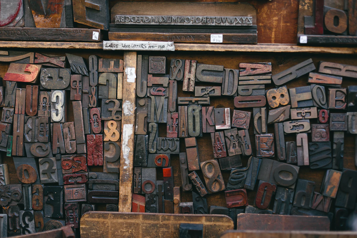 ตัวเรียงพิมพ์ไม้แบบ letterpress วางเรียงกัน