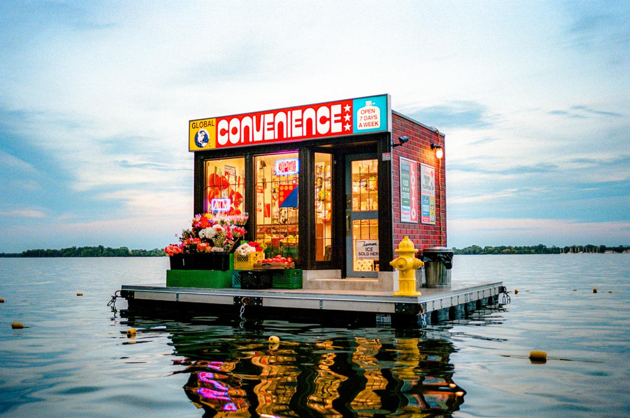 ร้านสะดวกซื้อลอยน้ำ Global Convenience กลางอ่าว Toronto Harbour