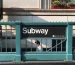 ป้ายบอกทางในสถานีรถไฟใต้ดินนิวยอร์กตัวอักษรขาวบนพื้นดำ