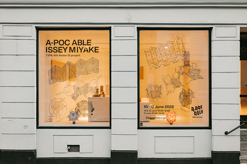 โคมไฟ O Series โป๊ะผ้าพลีทบนโครงลวด โดย A-POC ABLE ISSEY MIYAKE และ atelier oï