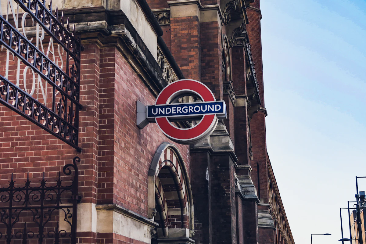 ป้ายบอกทาง Underground ที่ใช้ฟอนต์ Johnston