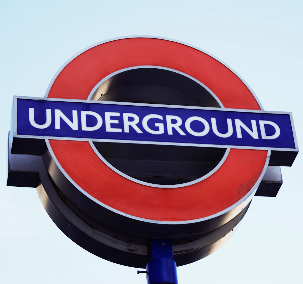 ป้าย Underground สีน้ำเงินแดงที่ใช้ตัวอักษร Johnston