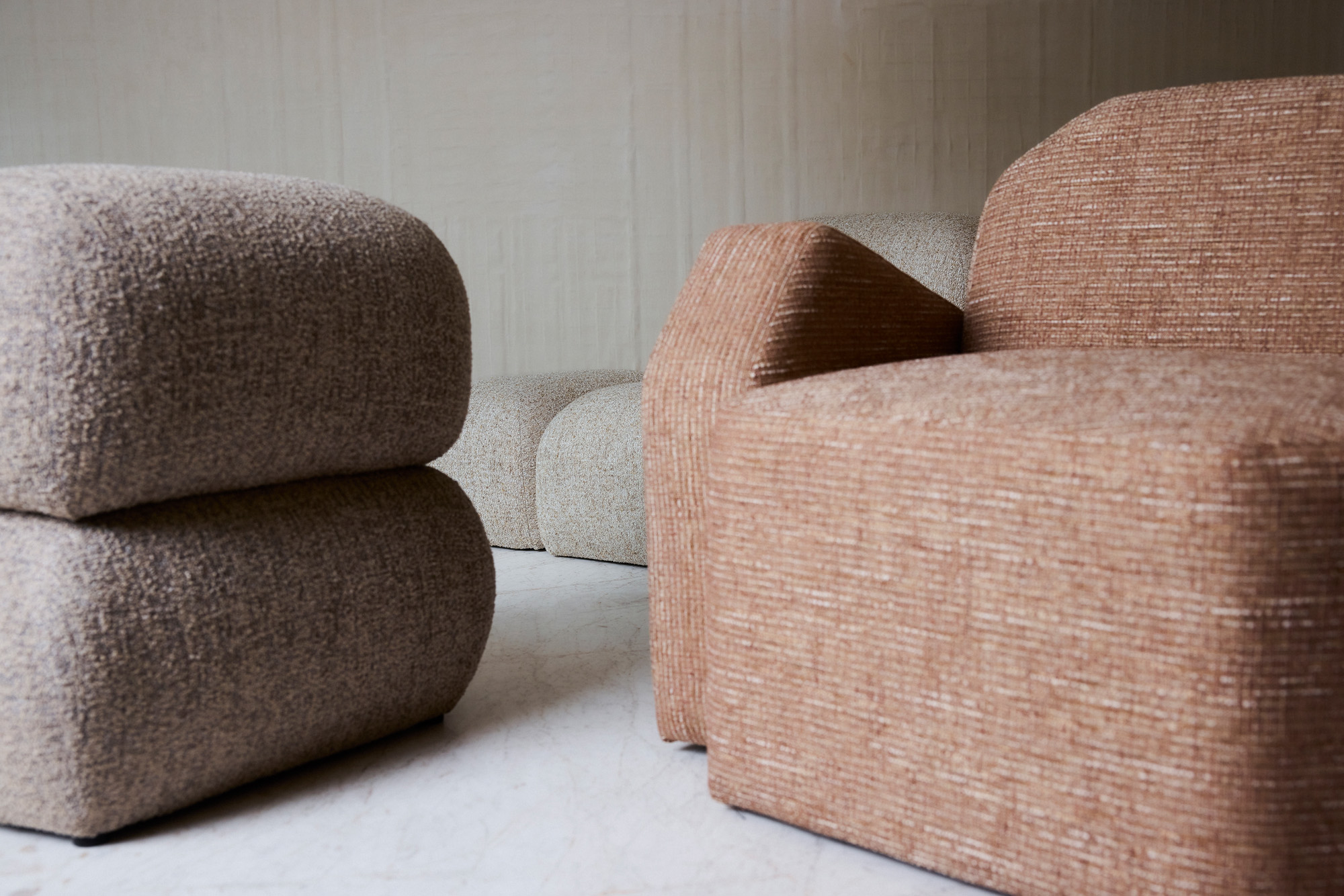 Kelly Wearstler x H&M Home เก้าอี้ Soluna Lounge, Poma Accent และ Avern