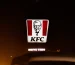 ป้ายไฟ KFC ส่องสว่างยามค่ำคืน โลโก้ตัวอักษรและภาพผู้พันแซนเดอร์ส