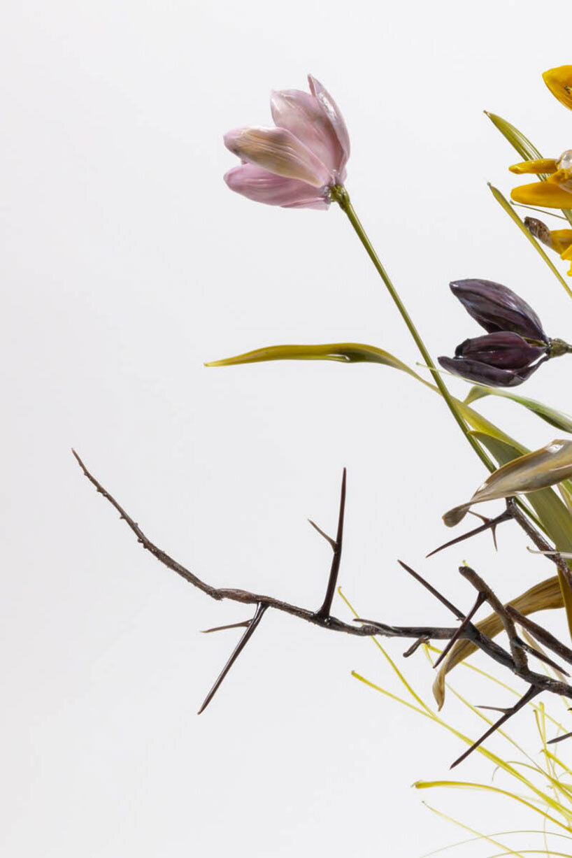 ดอกไม้แก้ว Murano เหมือนจริงในสภาพกำลังเหี่ยวโดย Lilla Tabasso