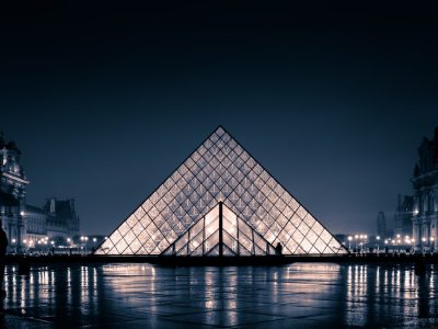 Louvre Museum และพีระมิดแก้วยามค่ำคืน ปารีส