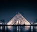 Louvre Museum และพีระมิดแก้วยามค่ำคืน ปารีส