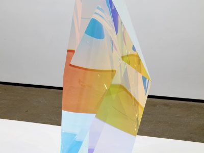 ประติมากรรมหินศักดิ์สิทธิ์โปร่งแสง Kamitate Stone I โดย Mariko Mori
