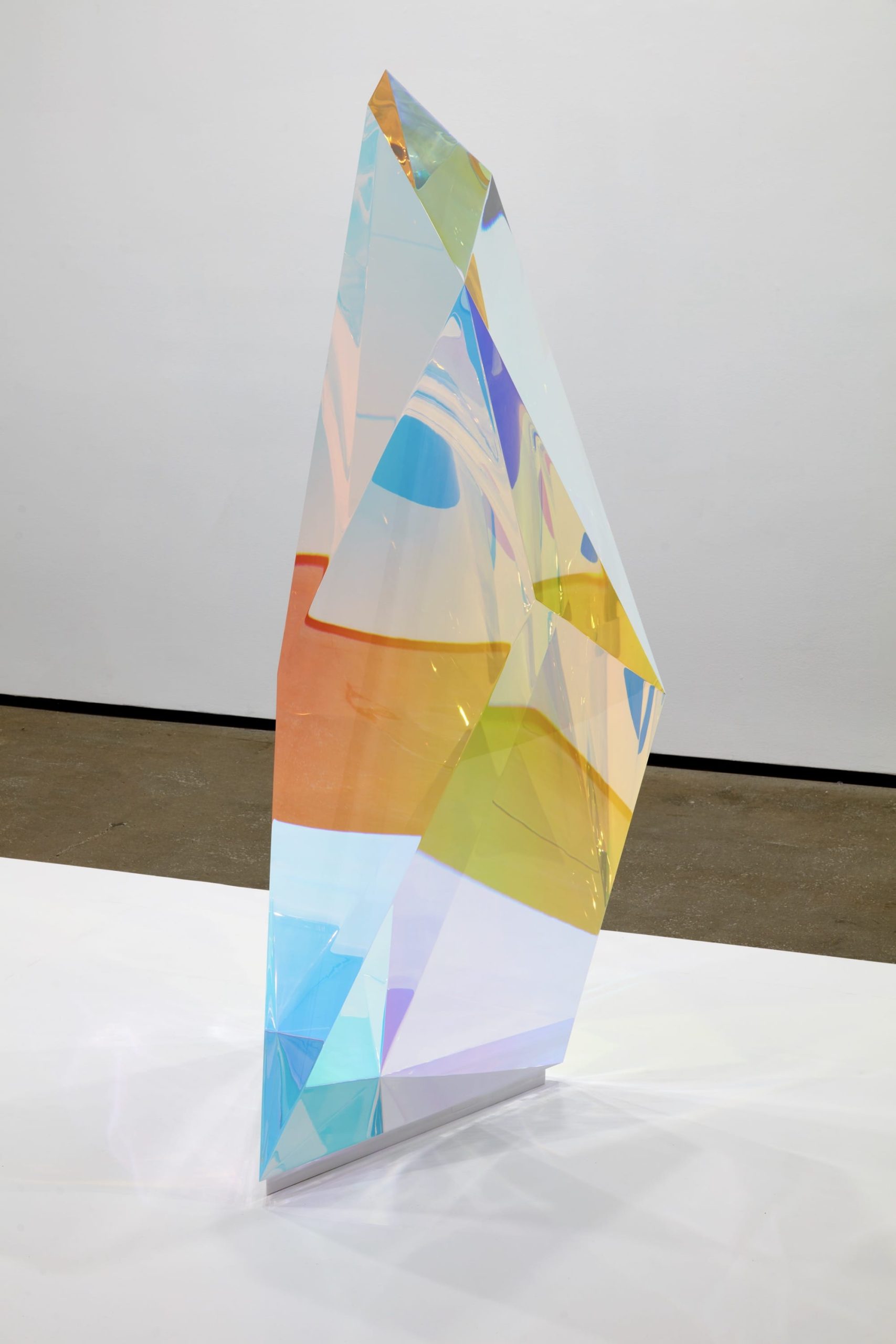 ประติมากรรมหินศักดิ์สิทธิ์โปร่งแสง Kamitate Stone I โดย Mariko Mori