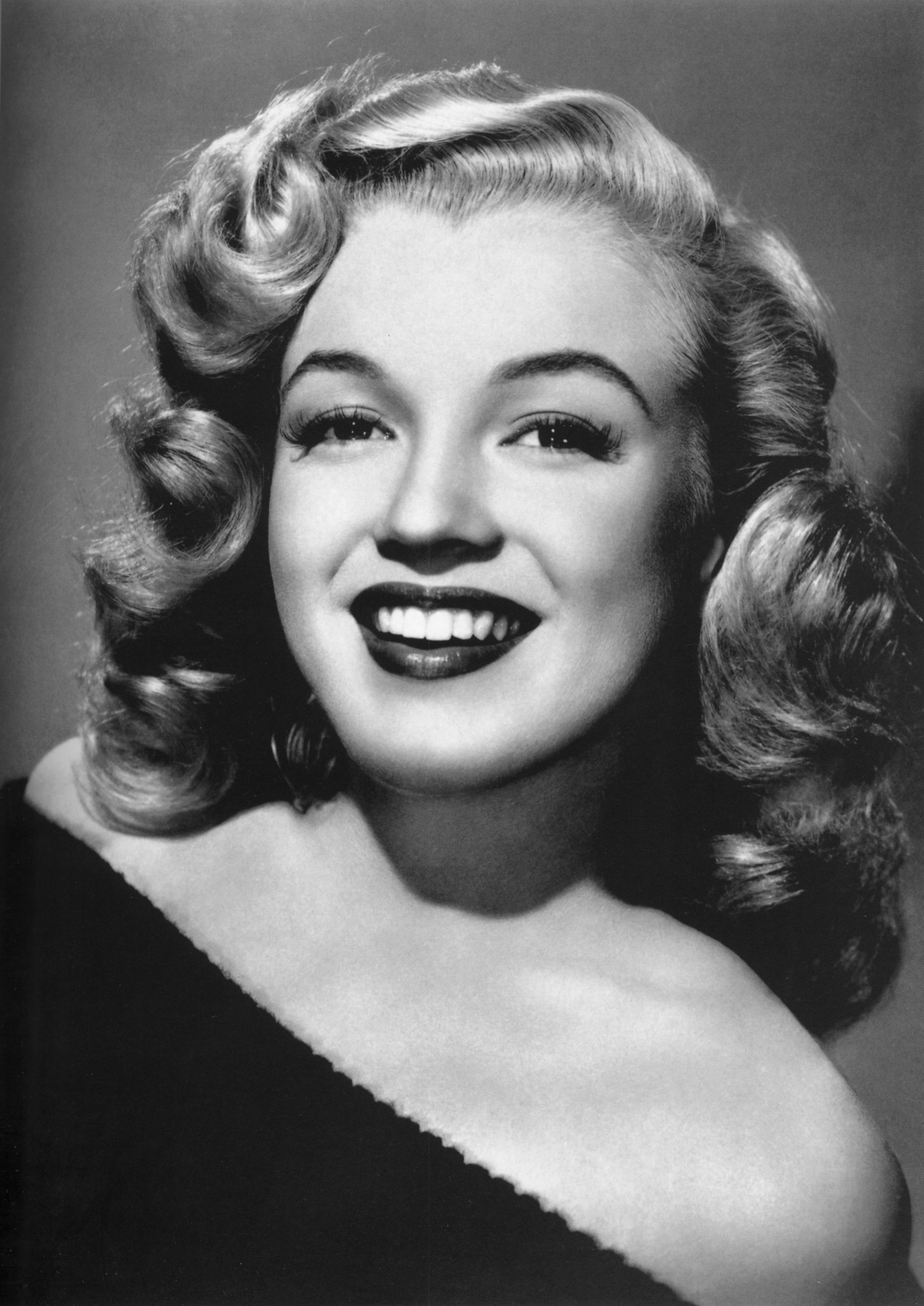 Portrait of young Marilyn Monroe in black and white — Wikimedia Commons