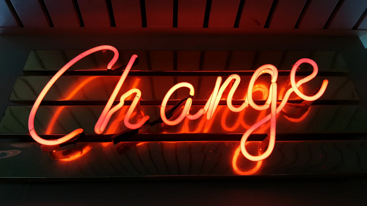 ป้ายไฟนีออนเก่าเขียนคำว่า change ริมทะเล