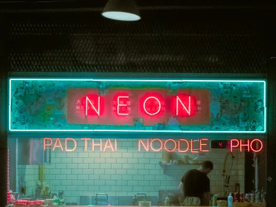 ป้ายไฟนีออนร้านอาหารที่เขียนด้วยตัวอักษรนีออนหลากสี