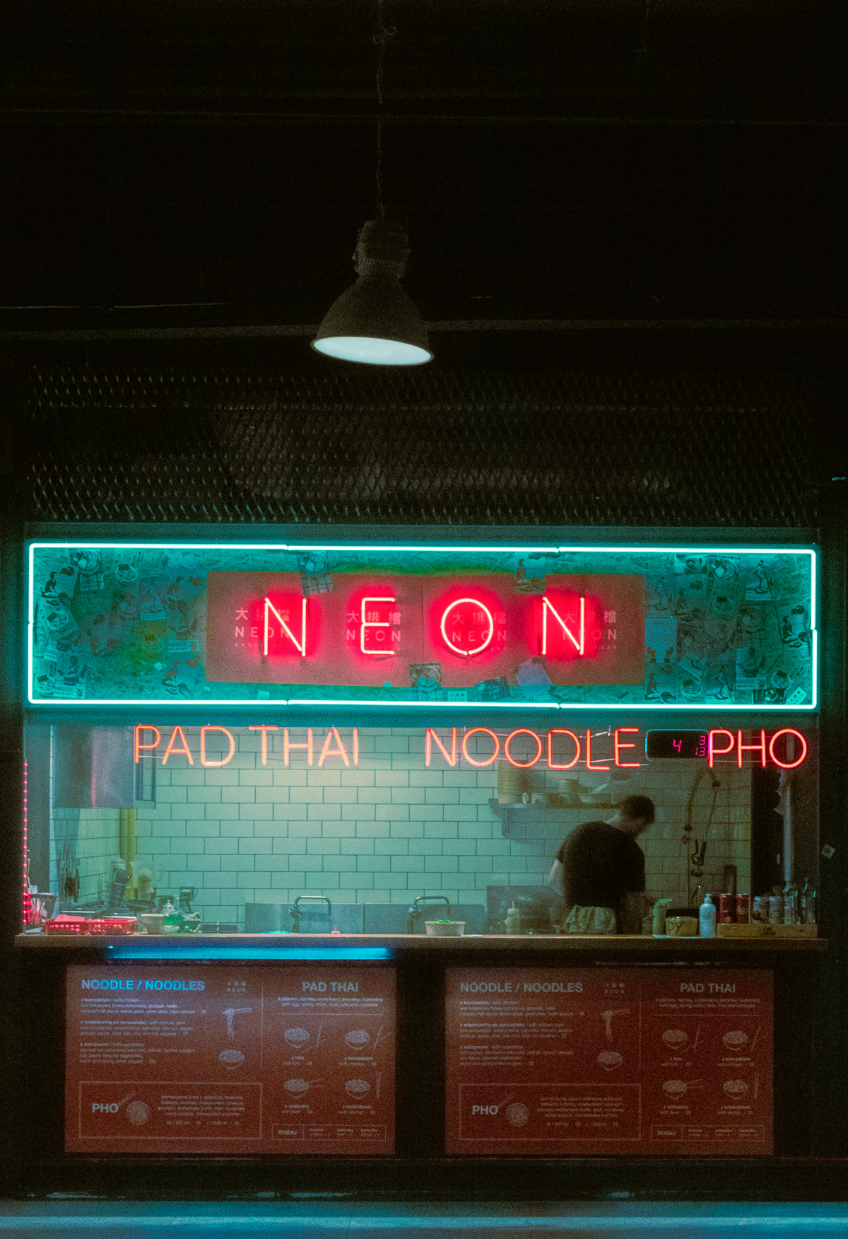 ป้ายไฟนีออนร้านอาหารที่เขียนด้วยตัวอักษรนีออนหลากสี