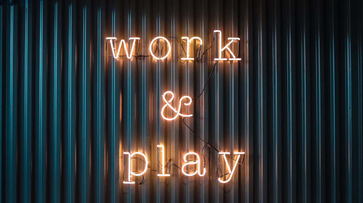 ป้ายไฟนีออนสีเหลืองเป็นตัวอักษรเขียนคำว่า work and play
