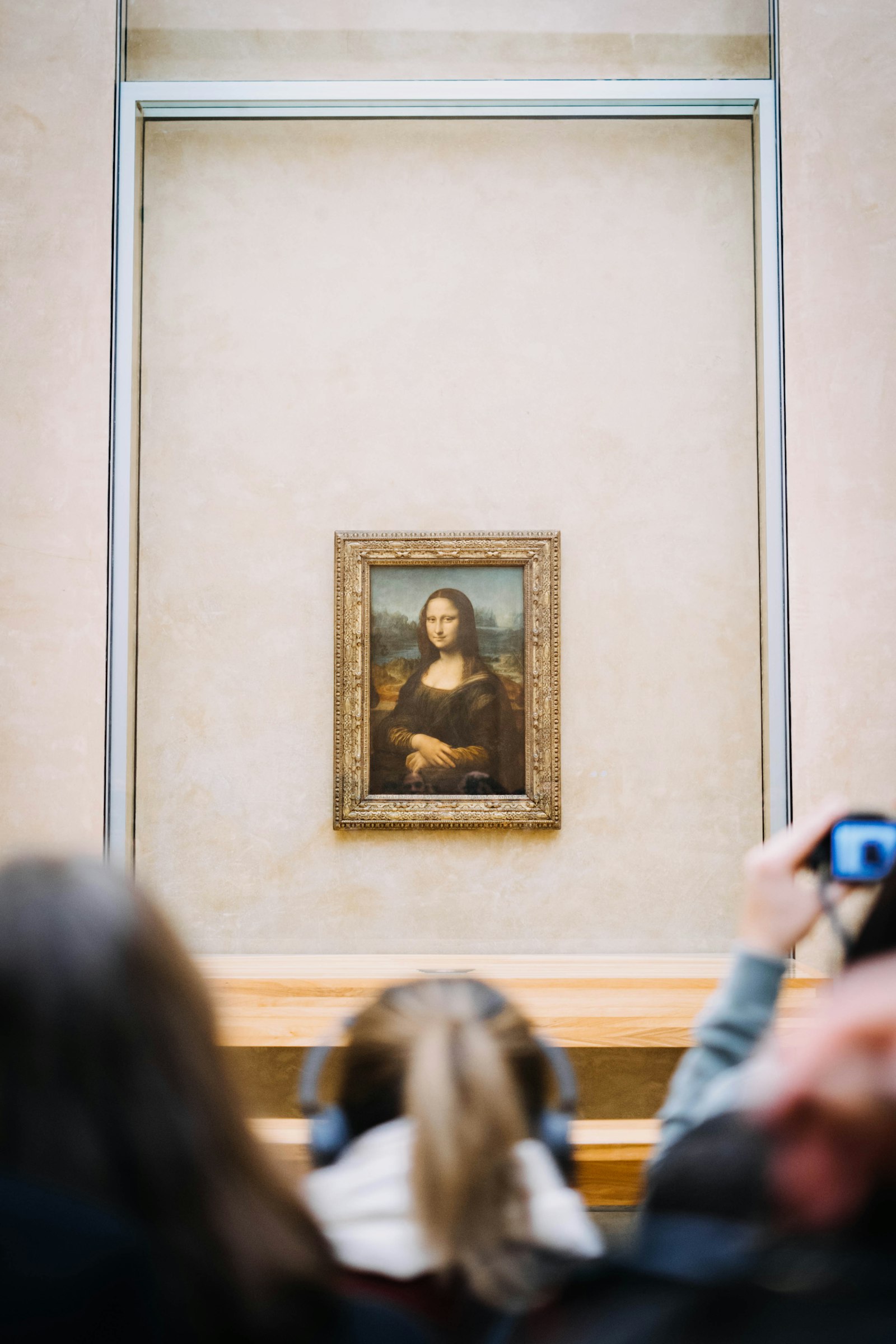 ผู้คนยืนชมภาพ Mona Lisa ในพิพิธภัณฑ์ Louvre ปารีส