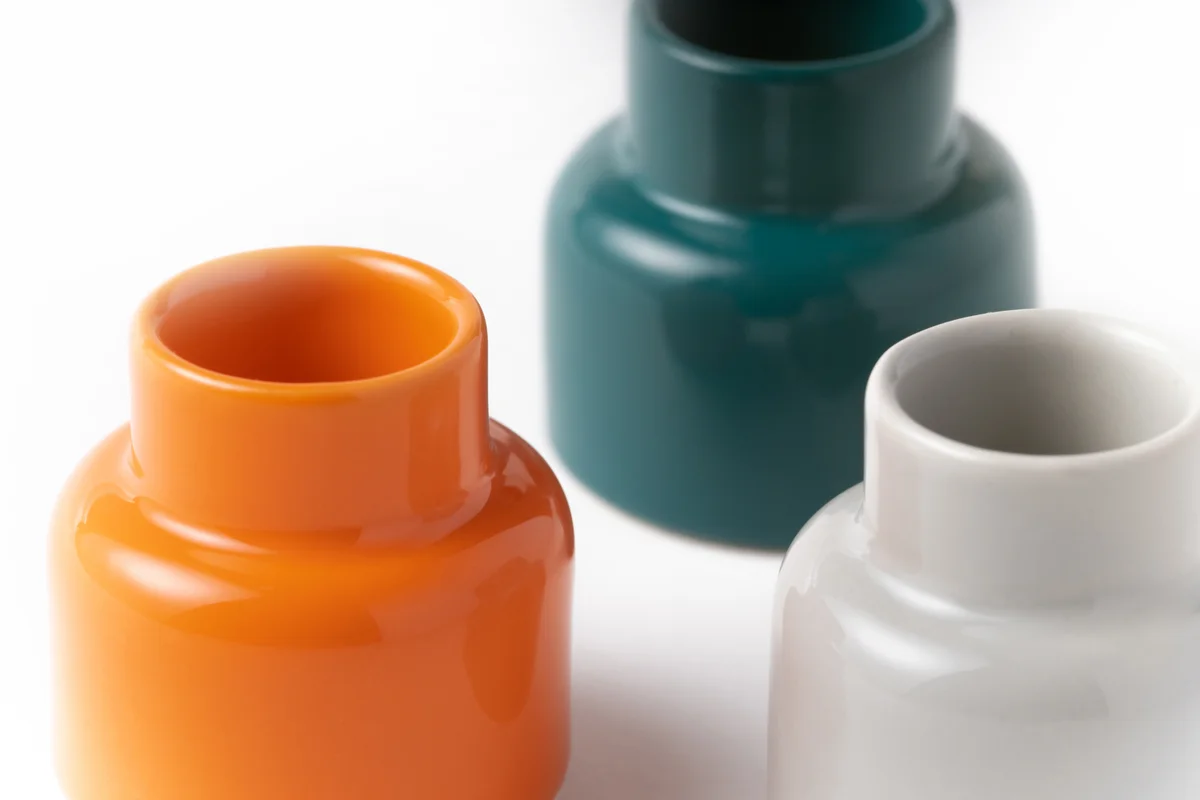 ที่เสียบแปรงสีฟันเซรามิก TINYVASE ทรงคล้ายแจกันใบเล็กวางบนอ่างล้างหน้า