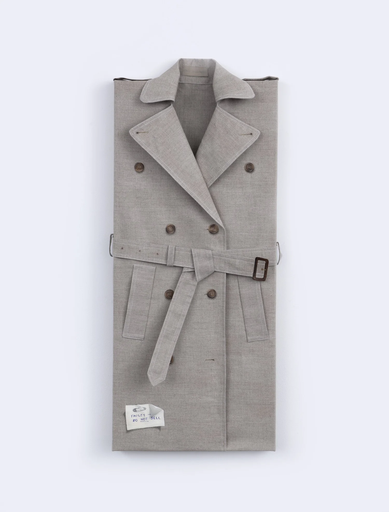 The Brit ผลงาน sewn painting ของ Amelia Cross สีน้ำมันและด้ายบนผ้าลินิน