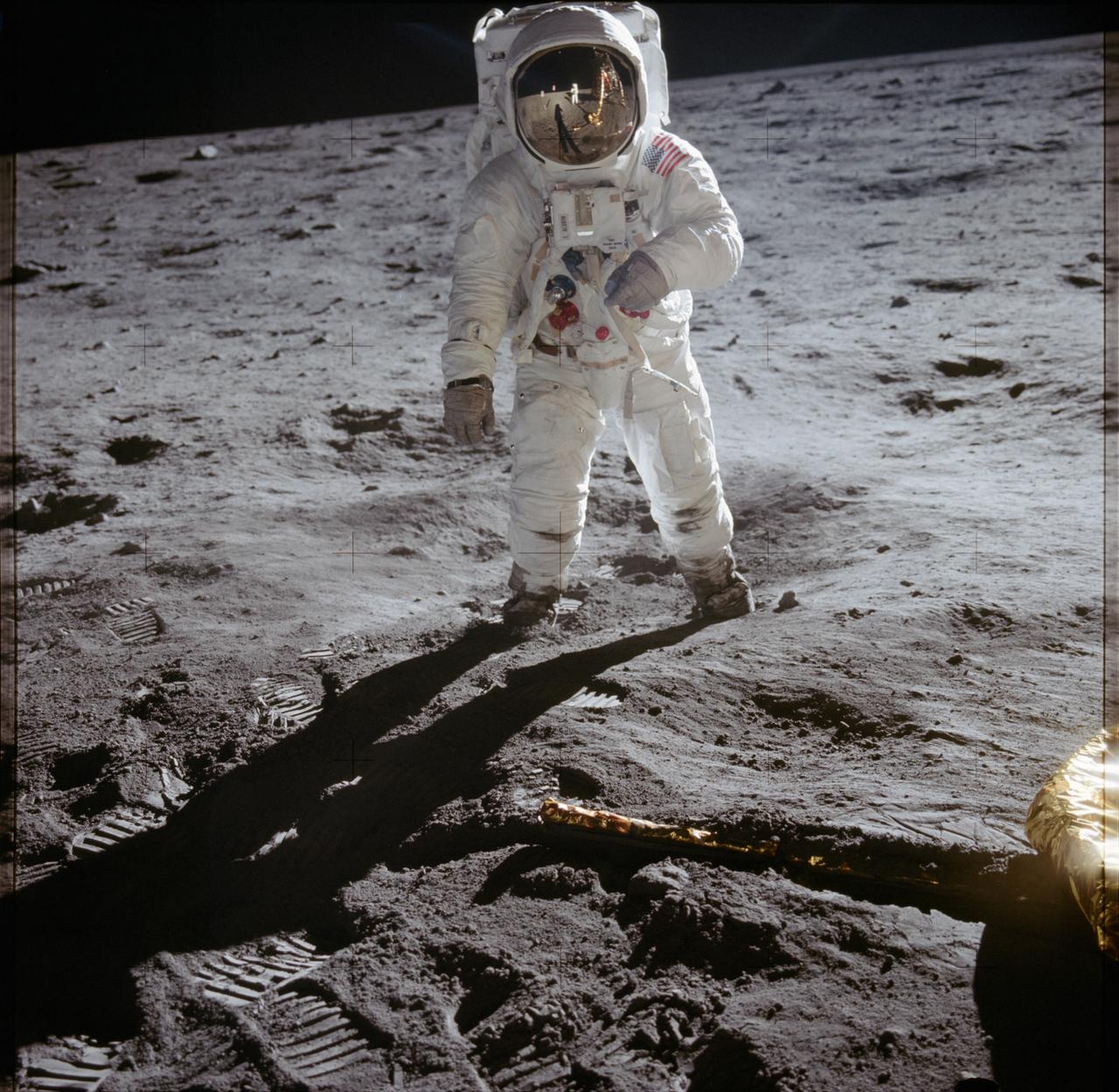 บัซ อัลดริน ยืนอยู่บนพื้นผิวดวงจันทร์ในภารกิจ Apollo 11