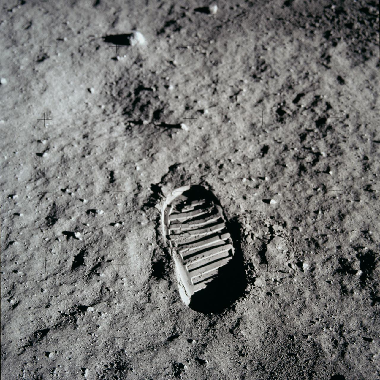 รอยรองเท้าบนพื้นฝุ่นดวงจันทร์จากภารกิจ Apollo 11