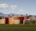 ผลงาน Maze โดย Sabine Marcelis ที่ Coachella 2026 ผนังโค้งโปร่งแสงเรืองสีส้มอำพันกลางทะเลทราย