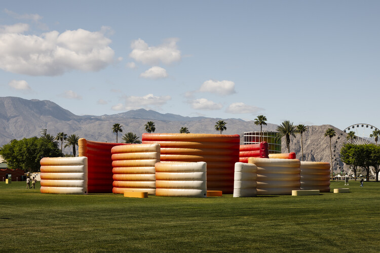 ผลงาน Maze โดย Sabine Marcelis ที่ Coachella 2026 ผนังโค้งโปร่งแสงเรืองสีส้มอำพันกลางทะเลทราย